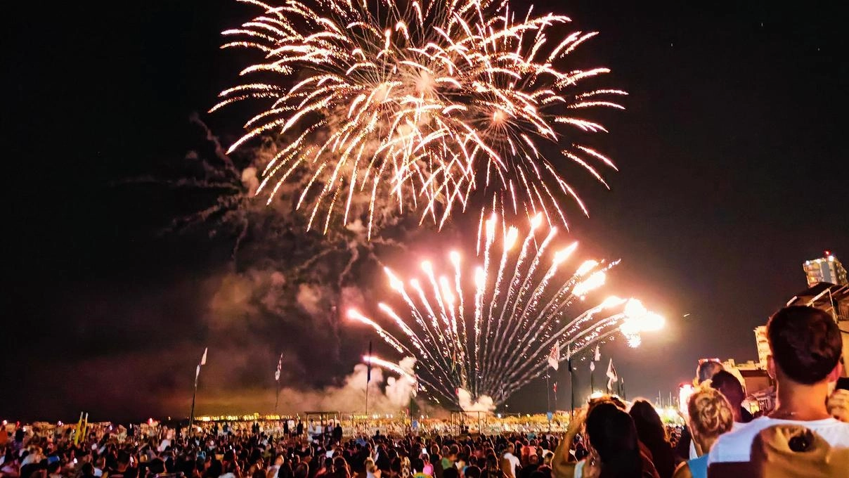 I fuochi d’artificio a Follonica, che si sono svolti nella notte precedente Ferragosto I fuochi d’artificio a Follonica, che si sono svolti nella notte precedente Ferragosto