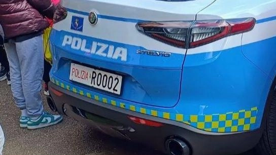 Gli studenti con la Volante della stradale