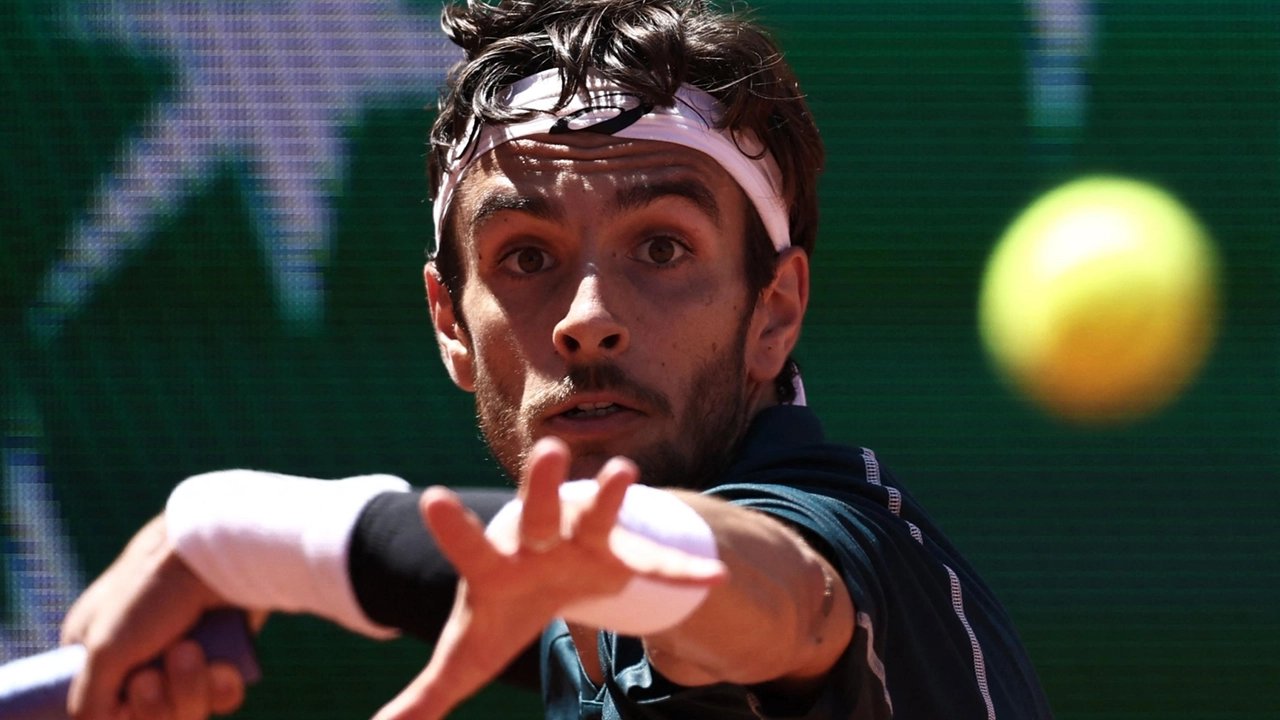 Lorenzo Musetti sconfigge Mariano Navone e approda agli ottavi del Roland Garros (Ansa)
