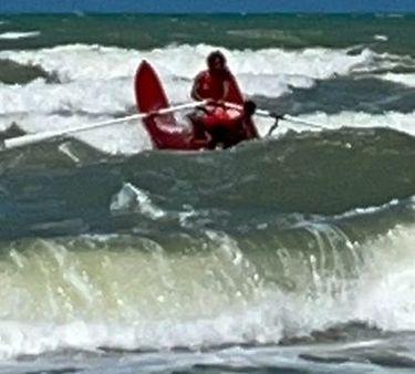 Nuota al largo con mare mosso. Bagnini a rischio Nuota al largo con mare mosso. Bagnini a rischio