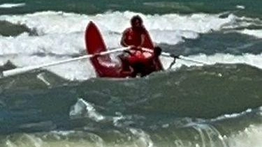 La vicenda (a lieto fine) è accaduta al bagno Vittoria . Il gestore: "Bandiera rossa deve indicare divieto" . La vicenda (a lieto fine) è accaduta al bagno Vittoria . Il gestore: "Bandiera rossa deve indicare divieto" .