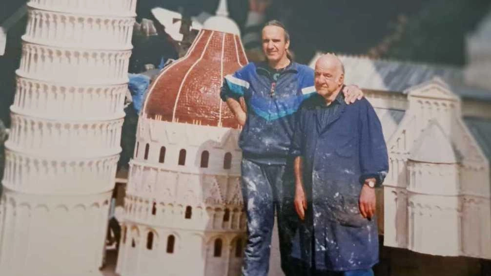 Carlo Vannucci, il popolare Bocco con il figlio Enrico con cui ha lavorato nei carri vincendo un primo premio con Attenti al lupo Carlo Vannucci, il popolare Bocco con il figlio Enrico con cui ha lavorato nei carri vincendo un primo premio con Attenti al lupo