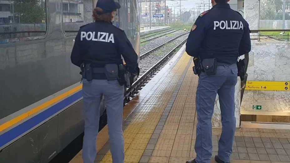Agenti del commissariato durante un controllo alla stazione di Pietrasanta Agenti del commissariato durante un controllo alla stazione di Pietrasanta