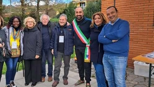 Pacifici e il vicesindaco. Tinfena con la statua donata e il gruppo degli organizatori della marcia solidale Pacifici e il vicesindaco. Tinfena con la statua donata e il gruppo degli organizatori della marcia solidale