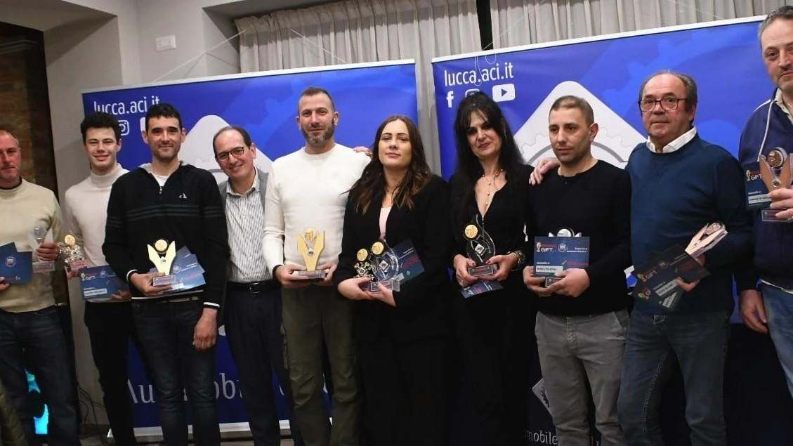 I premiati dell’«Aci» Club con gli oscar dell’automobilismo lucchese, ormai una tradizione consolidata che crea sempre grande attesa negli appassionati I premiati dell’«Aci» Club con gli oscar dell’automobilismo lucchese, ormai una tradizione consolidata che crea sempre grande attesa negli appassionati