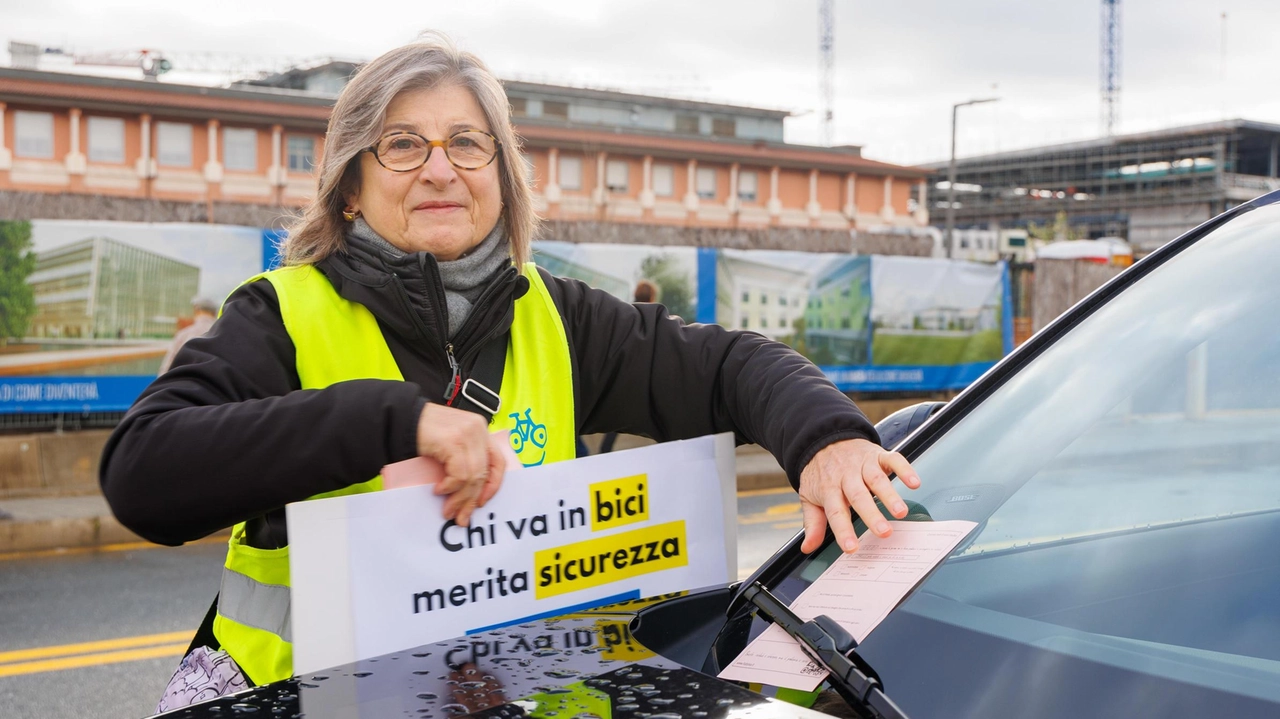 L’iniziativa Fiab: multe finte alle auto sulla pista ciclabile (foto Del Punta/Valtriani) L’iniziativa Fiab: multe finte alle auto sulla pista ciclabile (foto Del Punta/Valtriani)