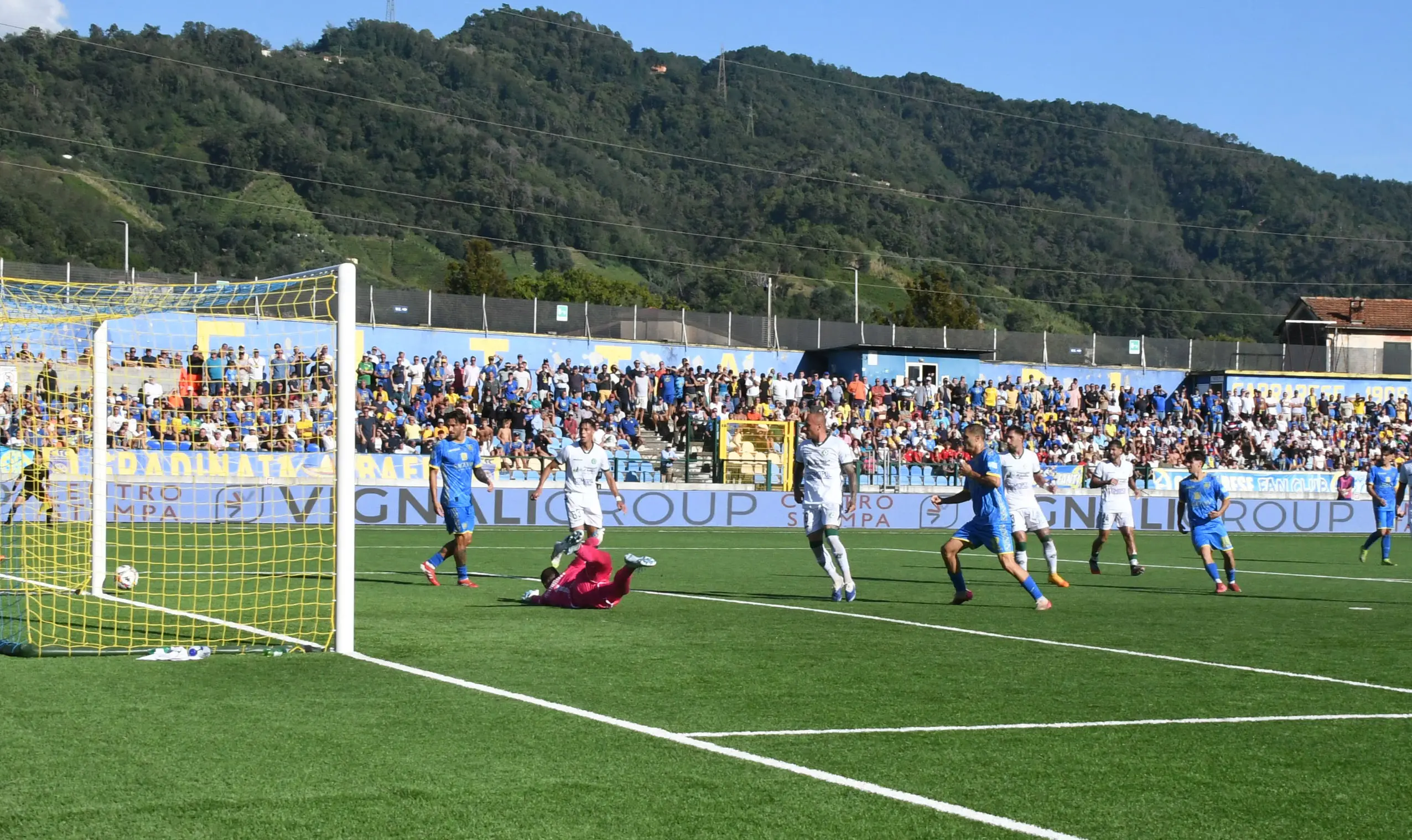 Carrarese-Avellino 3-4, harakiri allo stadio dei Marmi con gli irpini in dieci