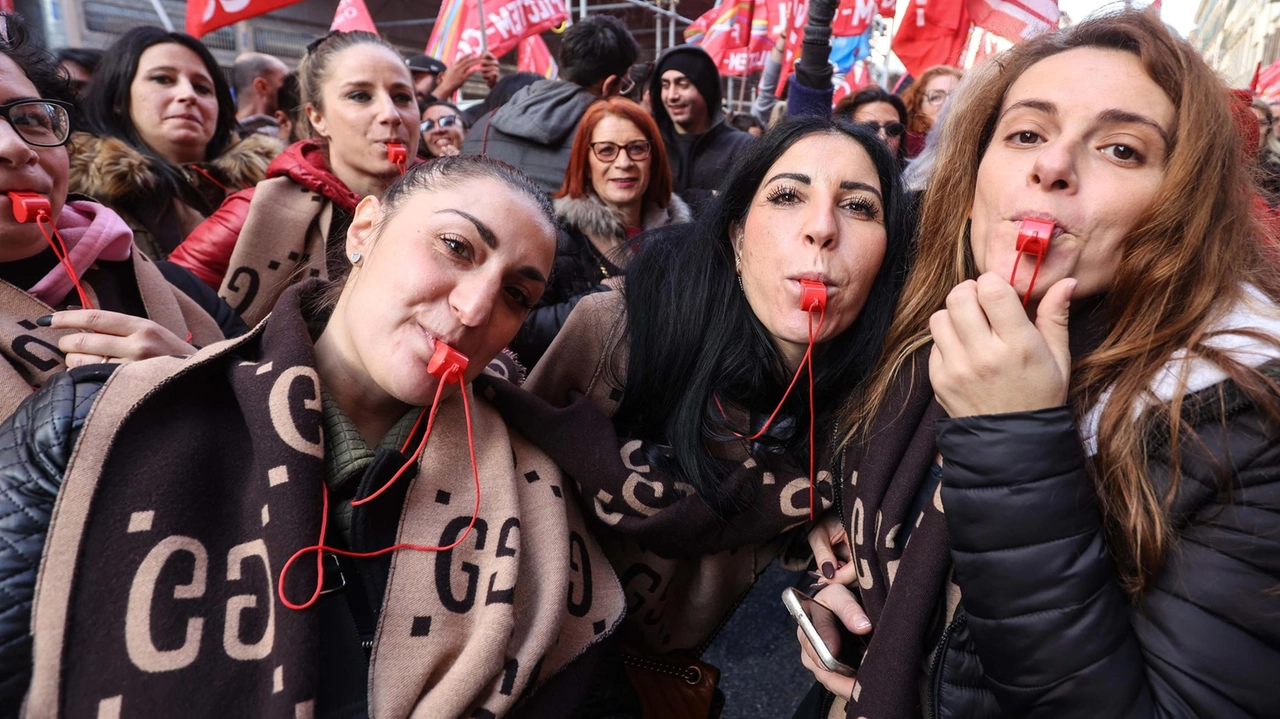 La manifestazione di novembre. di Cgil, Cisl e Uil per sostenere il comparto moda La manifestazione di novembre. di Cgil, Cisl e Uil per sostenere il comparto moda