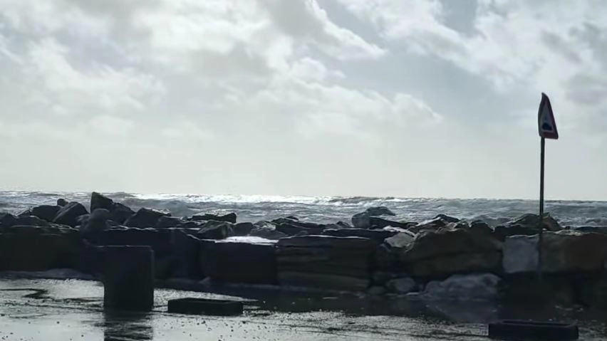 A Marina di Pisa onde alte anche 4 metri: ansia per la tenuta delle dighe A Marina di Pisa onde alte anche 4 metri: ansia per la tenuta delle dighe