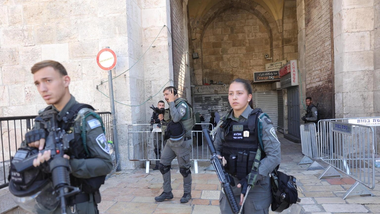 Lo sceicco Mohammad Hussein, nei cortili della moschea Al-Aqsa Lo sceicco Mohammad Hussein, nei cortili della moschea Al-Aqsa