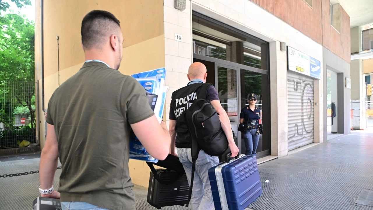 I cadaveri sono stati rinvenuti in un’abitazione del quartiere Bolognina, inquirenti sono al lavoro per fare luce sull'accaduto (foto Schicchi)