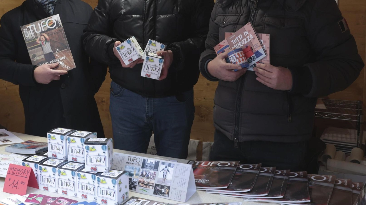Da sinistra Alessandro Pagliai, Riccardo Cerpi e Carlo Covati con le pubblicazione della casa editrice ’Il Leccio’» Da sinistra Alessandro Pagliai, Riccardo Cerpi e Carlo Covati con le pubblicazione della casa editrice ’Il Leccio’»