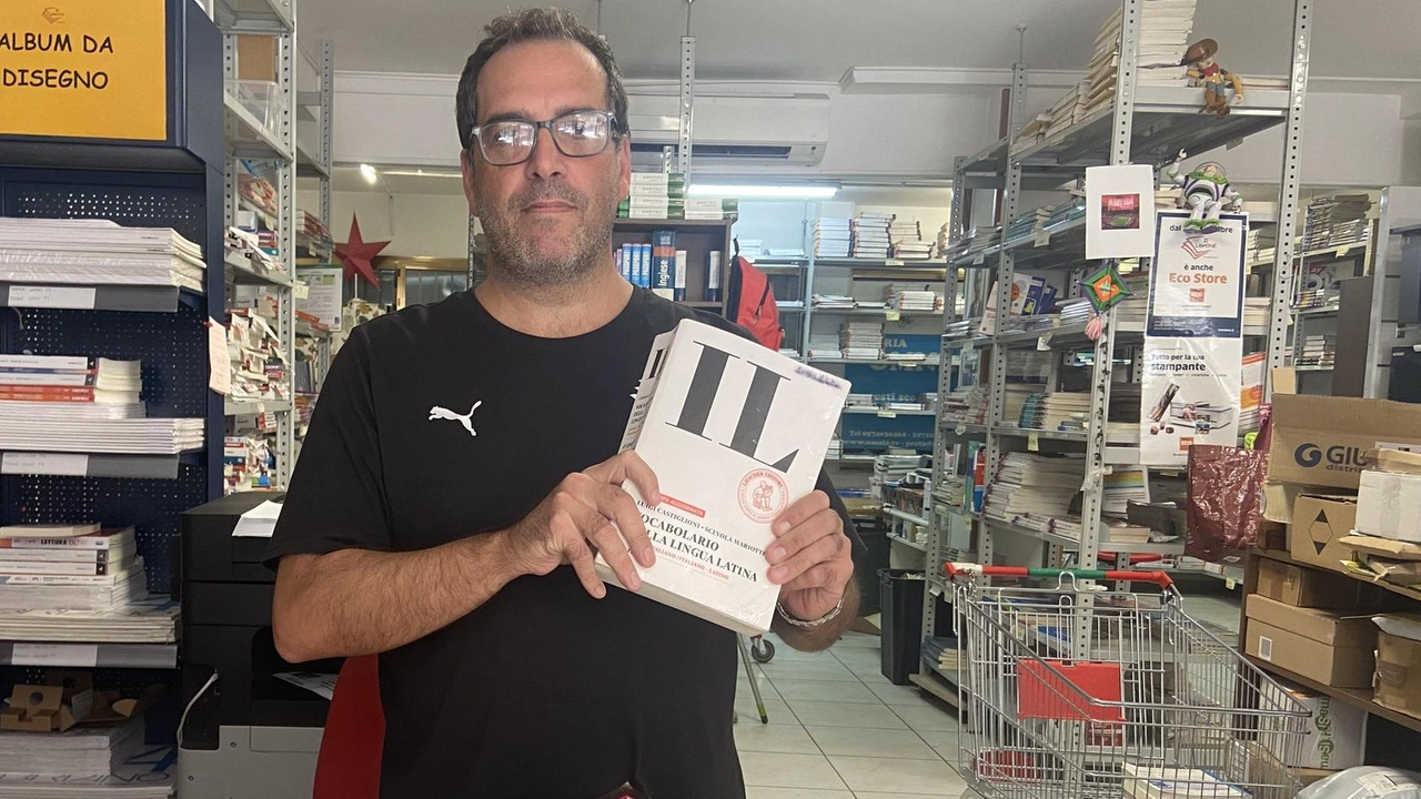 Guida, titolare del negozio di via Baldanzi: "Al classico spesa di 500 euro, 300 in prima media. Sul vecchio sconti del 40% e sui vocabolari del 50%. Le famiglie hanno bisogno di risparmiare". Guida, titolare del negozio di via Baldanzi: "Al classico spesa di 500 euro, 300 in prima media. Sul vecchio sconti del 40% e sui vocabolari del 50%. Le famiglie hanno bisogno di risparmiare".