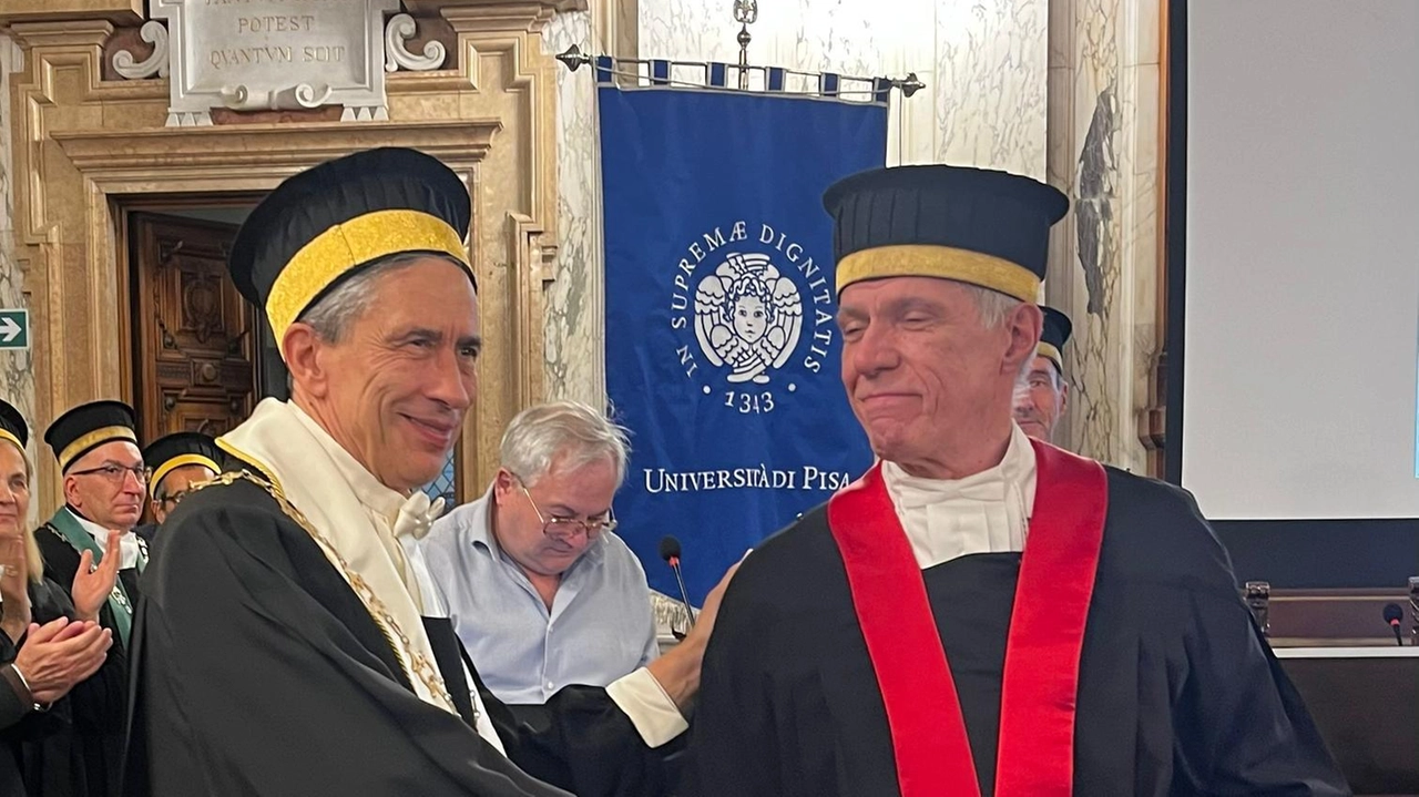 Il rettore dell’Università di Pisa Riccardo Zucchi conferisce il dottorato. in Scienze Cliniche e Traslazionali al professor Pier Cristoforo Giulianotti Il rettore dell’Università di Pisa Riccardo Zucchi conferisce il dottorato. in Scienze Cliniche e Traslazionali al professor Pier Cristoforo Giulianotti
