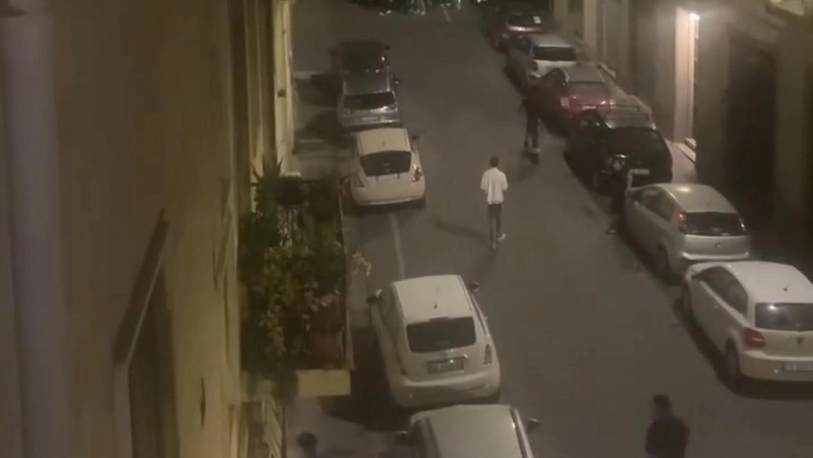 Uno dei video della banda che avrebbe imperversato in centro città creando scompiglio per ore Uno dei video della banda che avrebbe imperversato in centro città creando scompiglio per ore