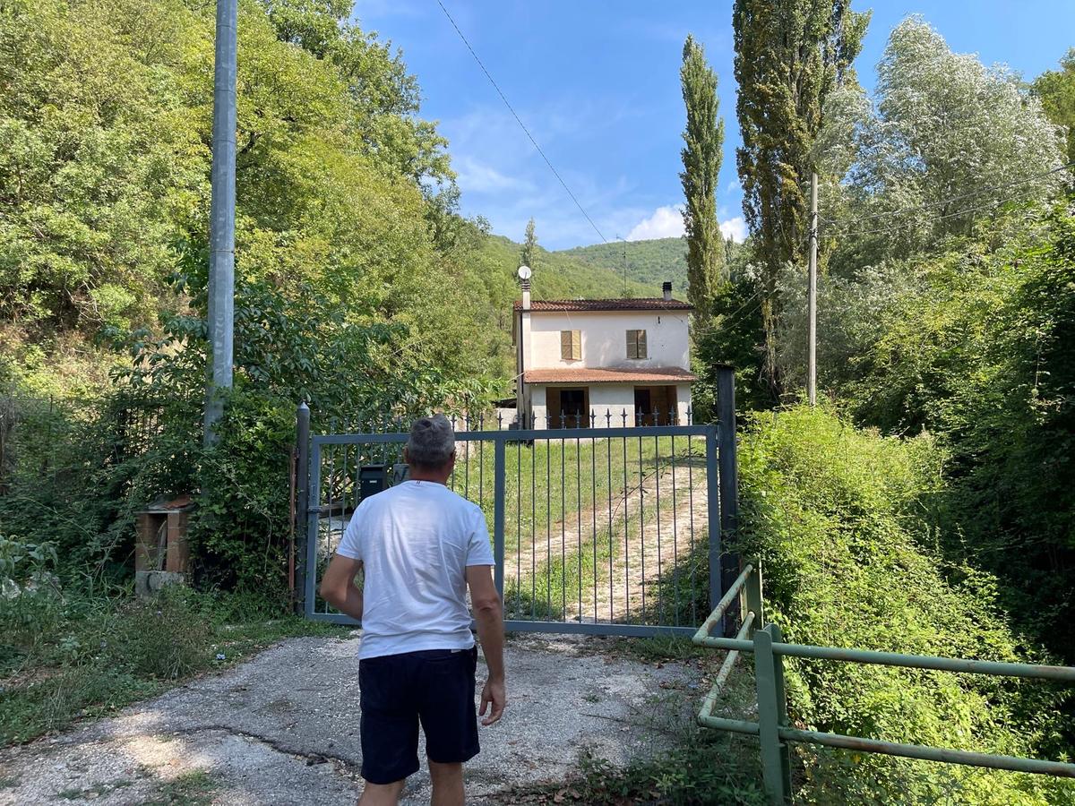 “Mamma sta lì”. Anziana sepolta accanto alla casa, orrore nella boscaglia di Arrone