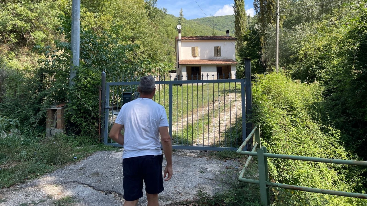 La villetta isolata di località Caroci a ridosso della quale è stato rinvenuto, in avanzato stato di decomposizione, il cadavere della settantenne. Già ascoltati la figlia e il genero, la cui posizione è al vaglio degli inquirenti