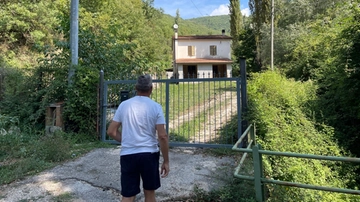 “Mamma sta lì”. Anziana sepolta accanto alla casa, orrore nella boscaglia di Arrone