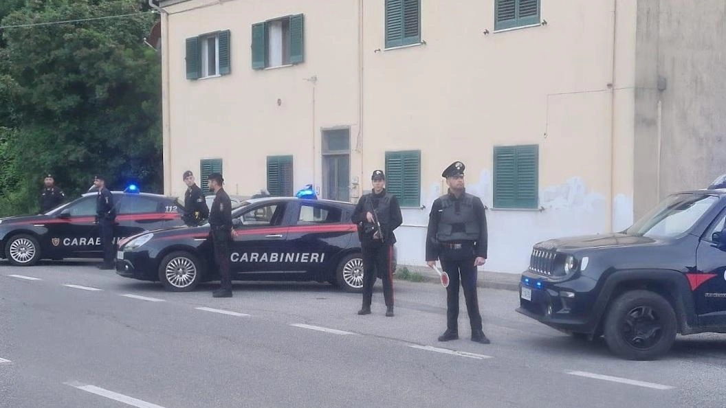 Il posto di controllo dei carabinieri lungo la Sr325 in Valbisenzio Il posto di controllo dei carabinieri lungo la Sr325 in Valbisenzio