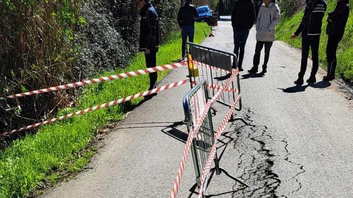 Dopo il sopralluogo di tecnici e vigili si è deciso di intervenire nell’immediato.