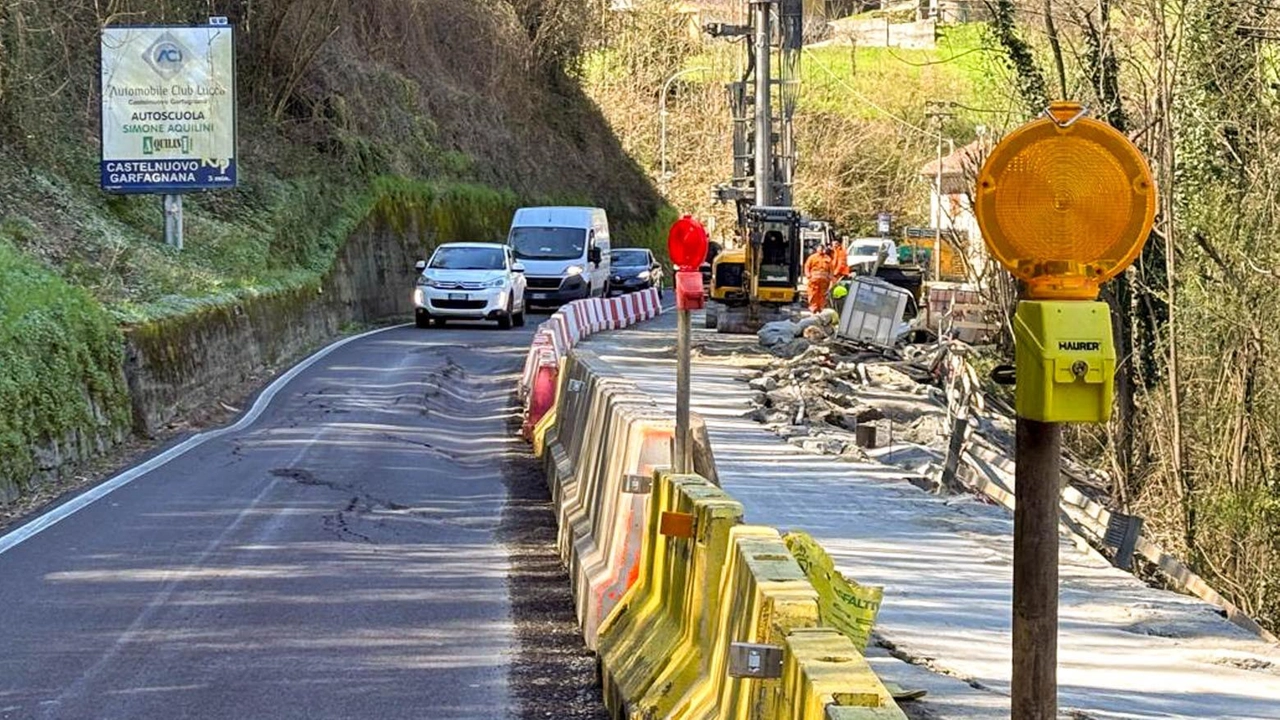Cedimento stradale e lavori in corso in località Volcascio sulla 445 Cedimento stradale e lavori in corso in località Volcascio sulla 445