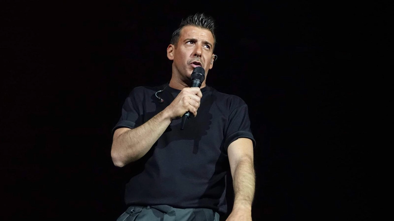 Il cantante dal palco del PalaTerni: «Le parole in casi come questo non servono. Dedichiamo tutta la nostra luce in maniera simbolica ad Ilaria».