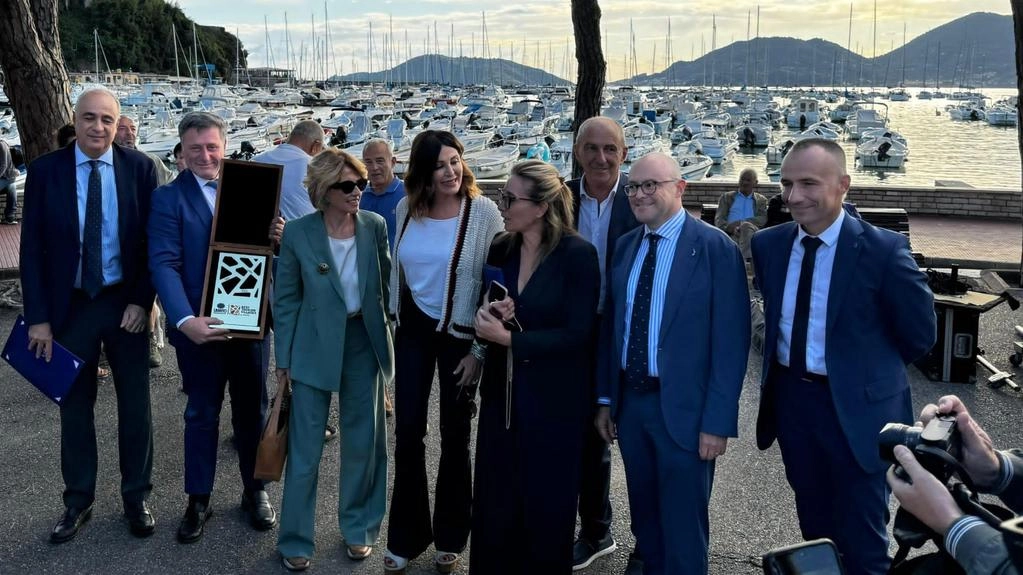 Gli ospiti all’inaugurazione dell’evento sulla Rotonda Vassallo a Lerici Gli ospiti all’inaugurazione dell’evento sulla Rotonda Vassallo a Lerici