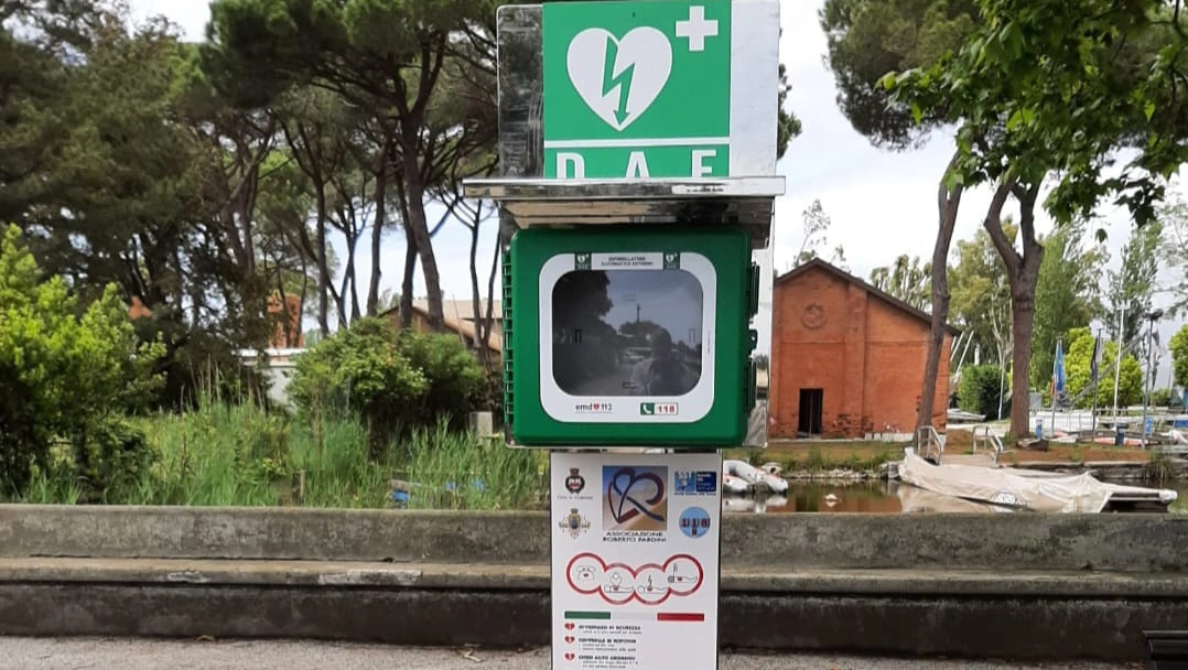 Il totem con il defibrillatore installato sul Belvedere Puccini e ’perso’ dopo i lavori di riqualificazione del lungolago Il totem con il defibrillatore installato sul Belvedere Puccini e ’perso’ dopo i lavori di riqualificazione del lungolago