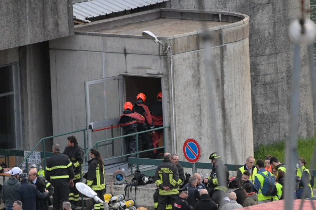 I soccorsi alla centrale di Bargi (FotoSchicchi)
