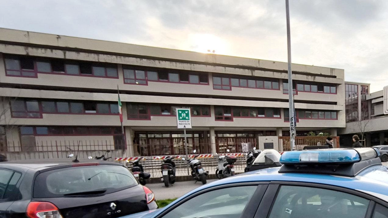 La polizia intervenuta in viale della Repubblica dopo la caduta del ragazzo La polizia intervenuta in viale della Repubblica dopo la caduta del ragazzo