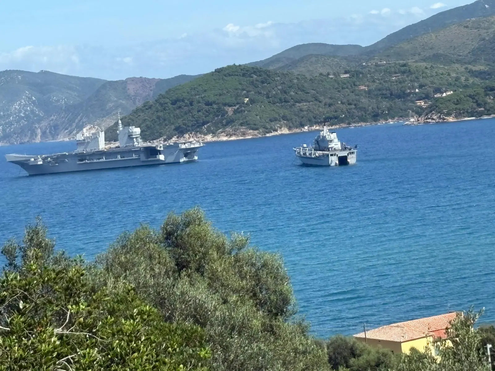 Le navi della Marina militare a Portoferraio, ecco perché