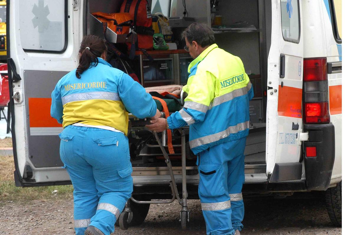 Prato, paura e sangue in via Strozzi: giovane accoltellato in pieno giorno. Lite per la droga