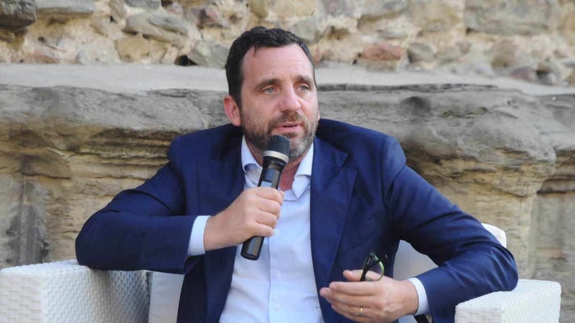 https://www.lanazione.it/image-service/view/acePublic/alias/contentid/YzZlNzFlOTQtN2Y2NS00/0/il-sindaco-di-pistoia-alessandro-tomasi.jpeg?f=16:9&w=1200&h=630