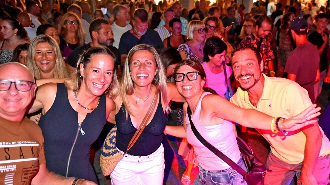 La notte di Follonica si è animata con la festa «Noi Siamo Figli delle stelle» La notte di Follonica si è animata con la festa «Noi Siamo Figli delle stelle»