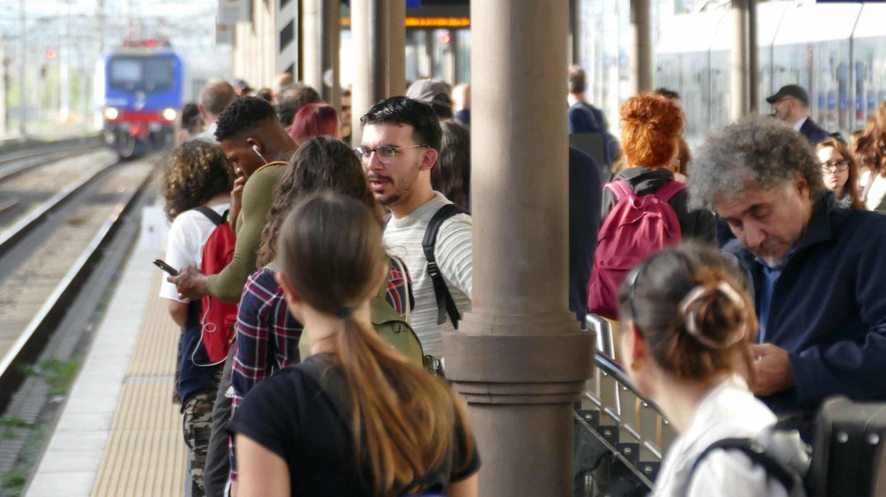 AREZZO Lunedì in salita per i pendolari aretini. La settimana lavorativa è partita con i 45 minuti di ritardo con cui...