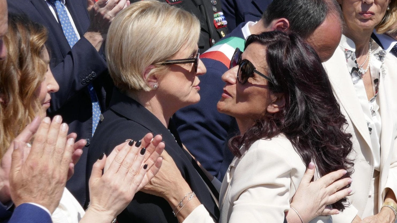 Bombardieri nella foto a sinistra mostra la scarpa di Luana. Qui a lato l’abbraccio di Emma Marrazzo con Calderone (Attalmi) Bombardieri nella foto a sinistra mostra la scarpa di Luana. Qui a lato l’abbraccio di Emma Marrazzo con Calderone (Attalmi)