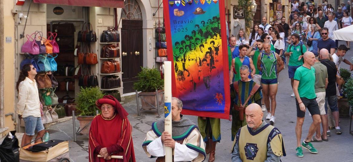 Corteo della vittoria. Cagnano sfila e si gode il trionfo nel Bravìo Corteo della vittoria. Cagnano sfila e si gode il trionfo nel Bravìo