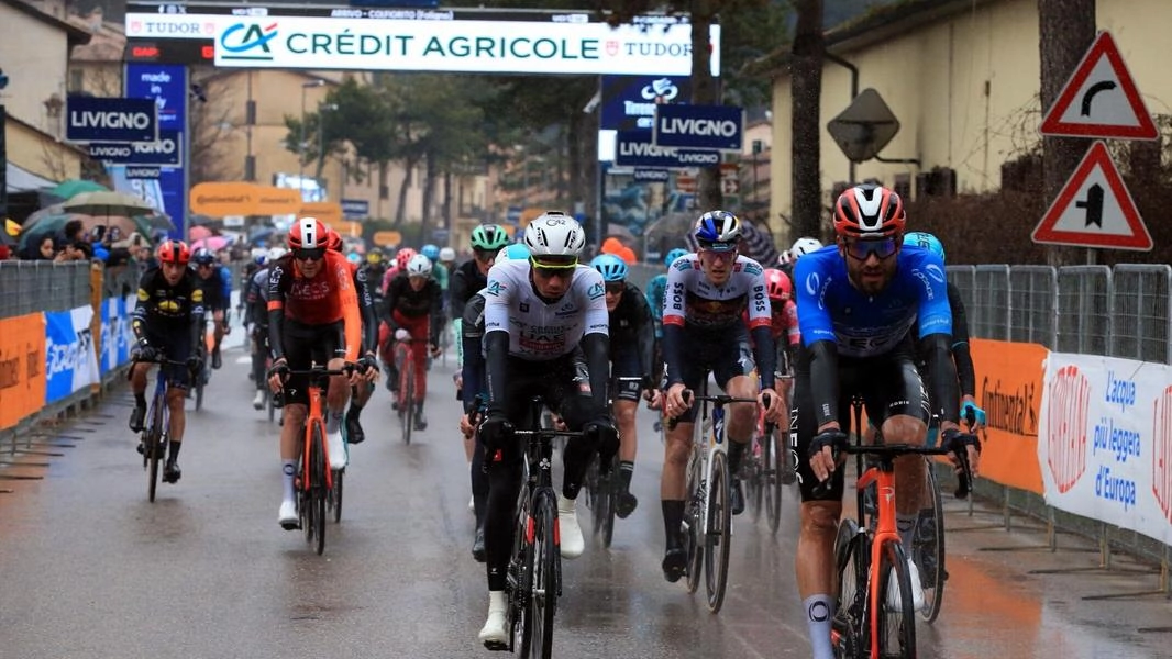 La corsa ciclistica, i tifosi e gli imprenditori che si sono detti entusiasti della manifestazione (Fotoservizio Stefano Preziotti) La corsa ciclistica, i tifosi e gli imprenditori che si sono detti entusiasti della manifestazione (Fotoservizio Stefano Preziotti)