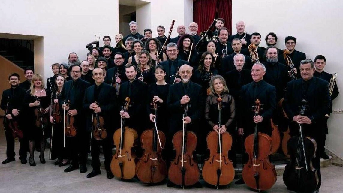 L’Orchestra Sinfonica Città di Grosseto è composta da 45 elementi e quest’anno festeggia i trenta anni dalla sua fondazione L’Orchestra Sinfonica Città di Grosseto è composta da 45 elementi e quest’anno festeggia i trenta anni dalla sua fondazione