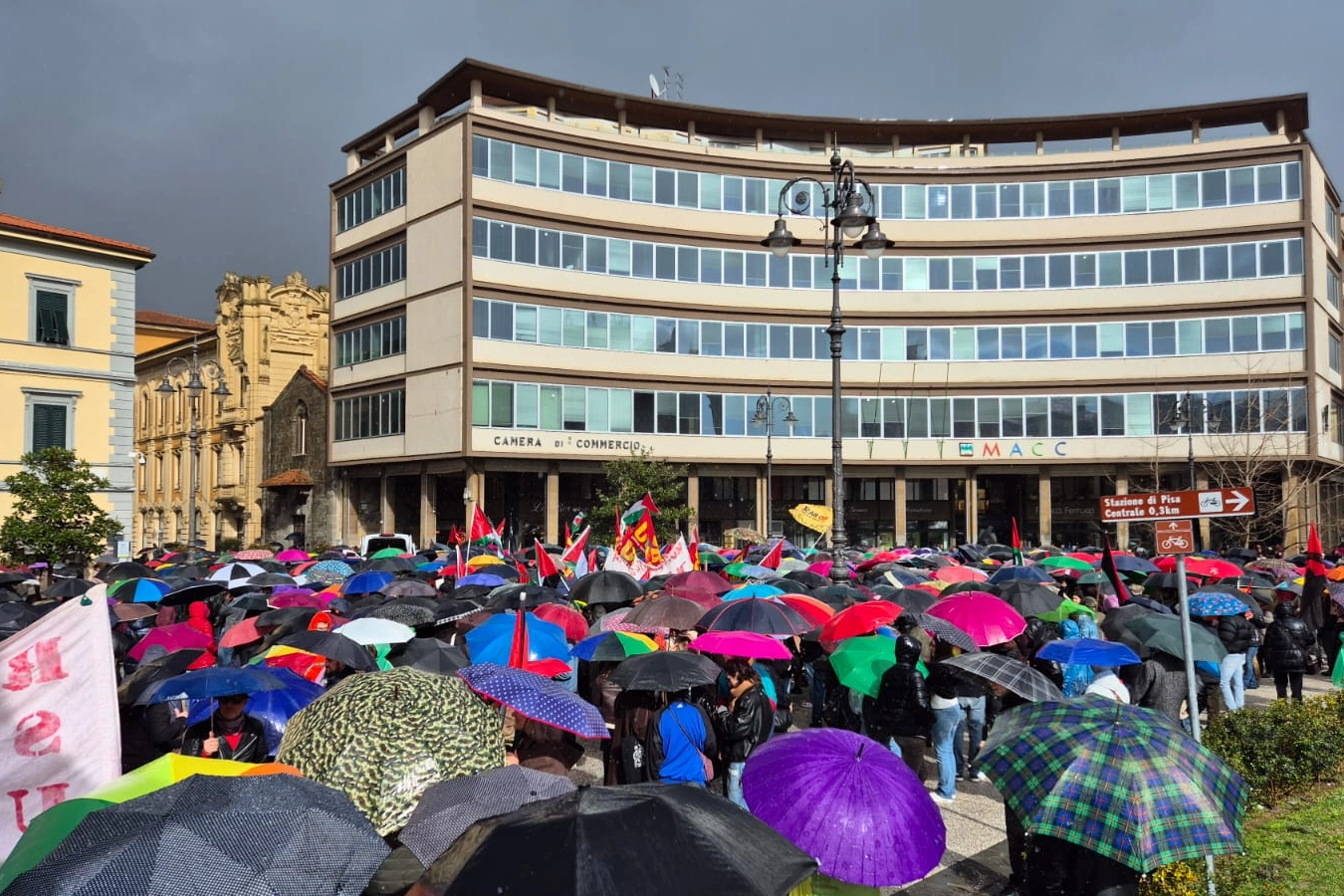 La partenza della manifestazione. Giornata di pioggia a Pisa
