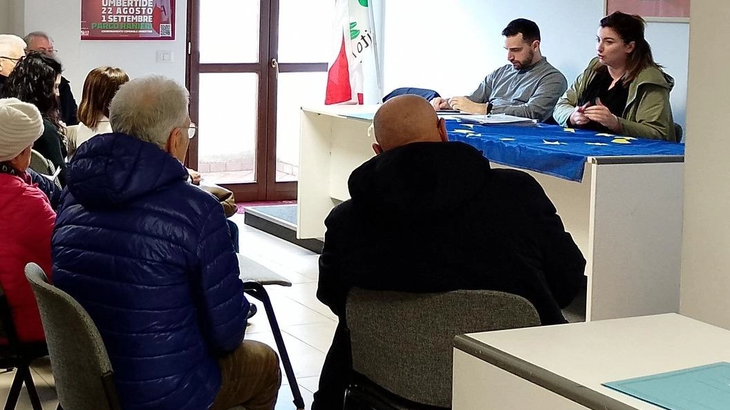 Il segretario Pd Filippo Corbucci e la consigliera regionale Letizia Michelini durante l’incontro sull’ospedale