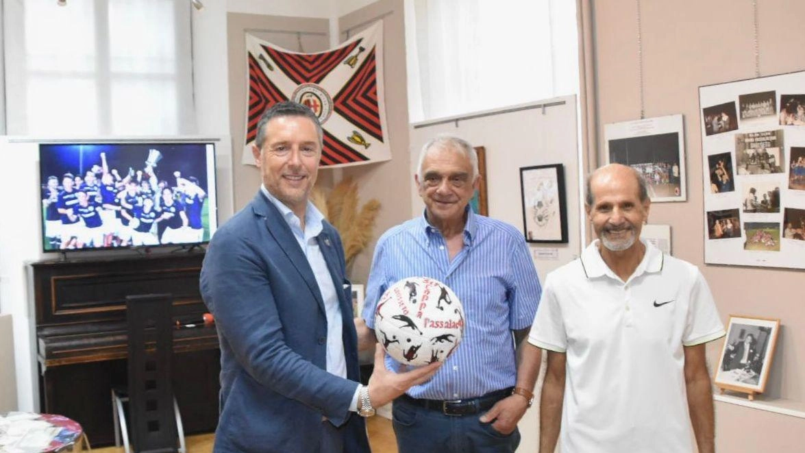 Un momento dell’inaugurazione della mostra Da sinistra Fabrizio Rossi, Francesc Luzzetti e Gennarino Salvo Un momento dell’inaugurazione della mostra Da sinistra Fabrizio Rossi, Francesc Luzzetti e Gennarino Salvo