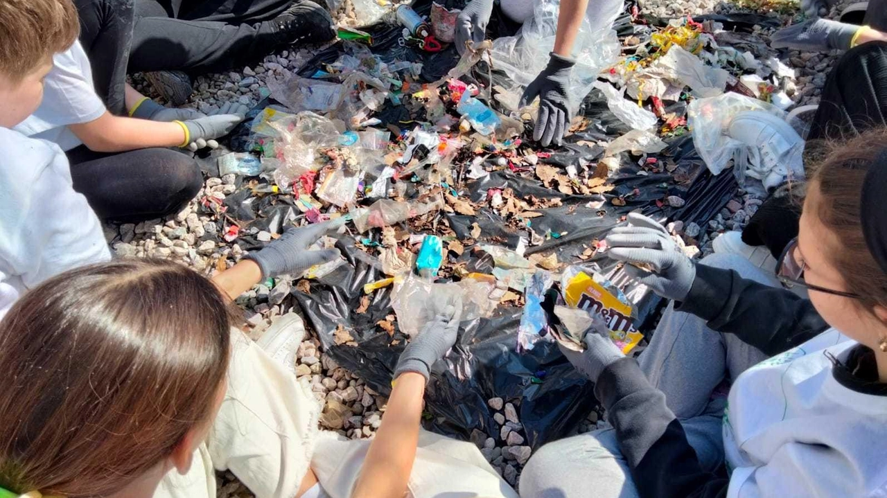 Novanta ragazzi delle medie di Tavarnuzze all’Impruneta per il progetto contro l’abbandono di spazzatura.