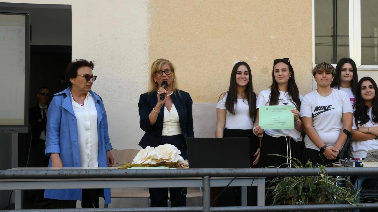 Un evento all’istituto Salvetti con la dirigente scolastica e alcune studentesse premiate (foto d’archivio) Un evento all’istituto Salvetti con la dirigente scolastica e alcune studentesse premiate (foto d’archivio)