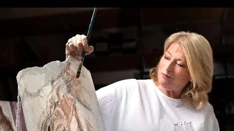 Elisabetta Rogai è la regina dell’enoarte, famosa per aver brevettato la tecnica della pittura col vino, in anni recenti sperimentata anche sul marmo Elisabetta Rogai è la regina dell’enoarte, famosa per aver brevettato la tecnica della pittura col vino, in anni recenti sperimentata anche sul marmo