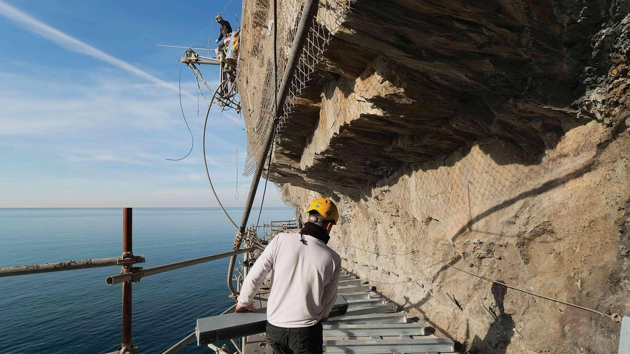 La Via dell'Amore delle Cinque Terre chiusa per frana: lavori di manutenzione in corso dopo 12 anni di riapertura. Turisti rimossi e biglietti rimborsati. La Via dell'Amore delle Cinque Terre chiusa per frana: lavori di manutenzione in corso dopo 12 anni di riapertura. Turisti rimossi e biglietti rimborsati.