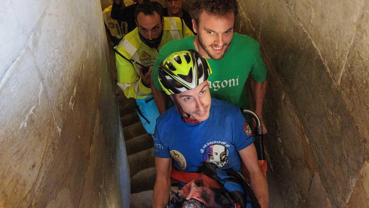 Il 39enne pisano soffre di tetraparesi spastica dalla nascita. "Mi sono ispirato alla piccola Margherita . Nel 2022 raggiunse la cima sulle spalle di papà Junio. Spero che possa ripetersi per altri ragazzi". Il 39enne pisano soffre di tetraparesi spastica dalla nascita. "Mi sono ispirato alla piccola Margherita . Nel 2022 raggiunse la cima sulle spalle di papà Junio. Spero che possa ripetersi per altri ragazzi".
