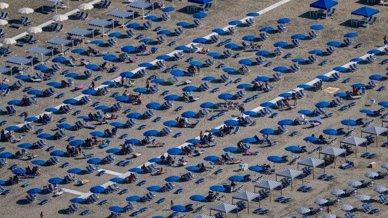 Una veduta delle spiagge e stabilimenti balneari della Versilia