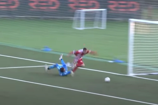 Il contatto tra il portiere e l'attaccante dell'Orvietana