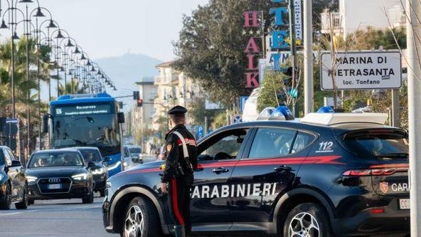 Una pattuglia dei carabinieri della stazione di Tonfano durante un’attività di controllo sul lungomare della frazione Una pattuglia dei carabinieri della stazione di Tonfano durante un’attività di controllo sul lungomare della frazione